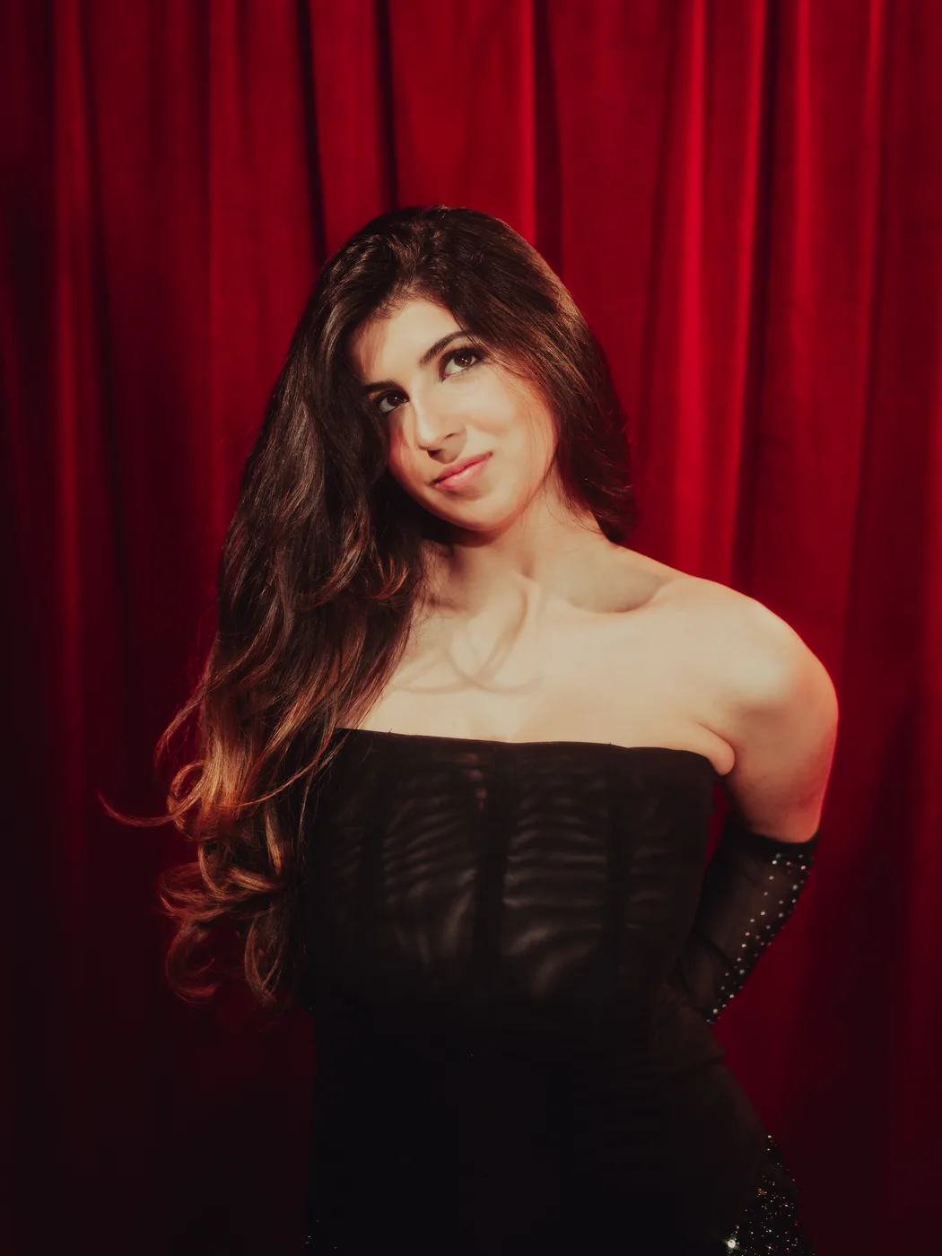 Portrait of the artist Duda against a red backdrop